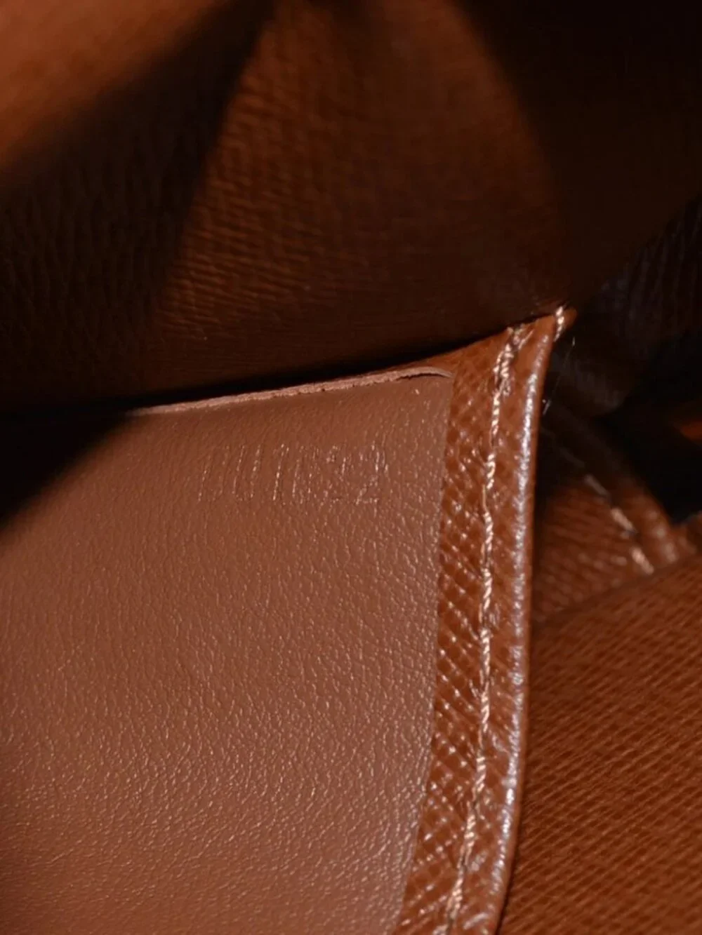 Louis Vuitton 	brown x1 	outside